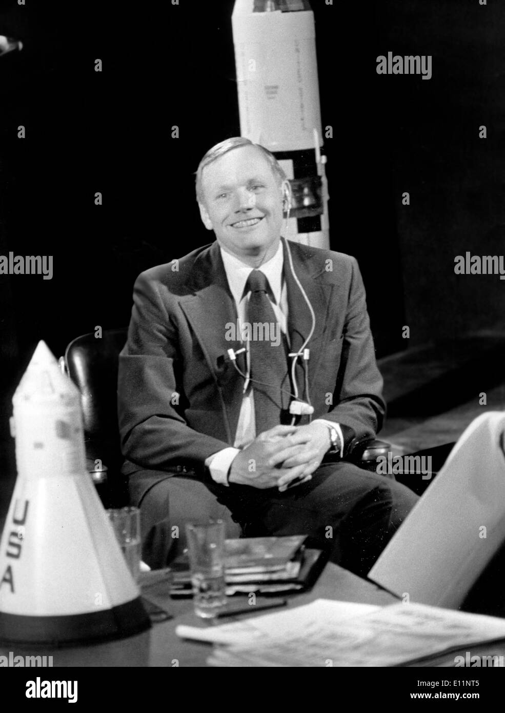 El astronauta Neil Armstrong películas en la televisión francesa Foto de stock