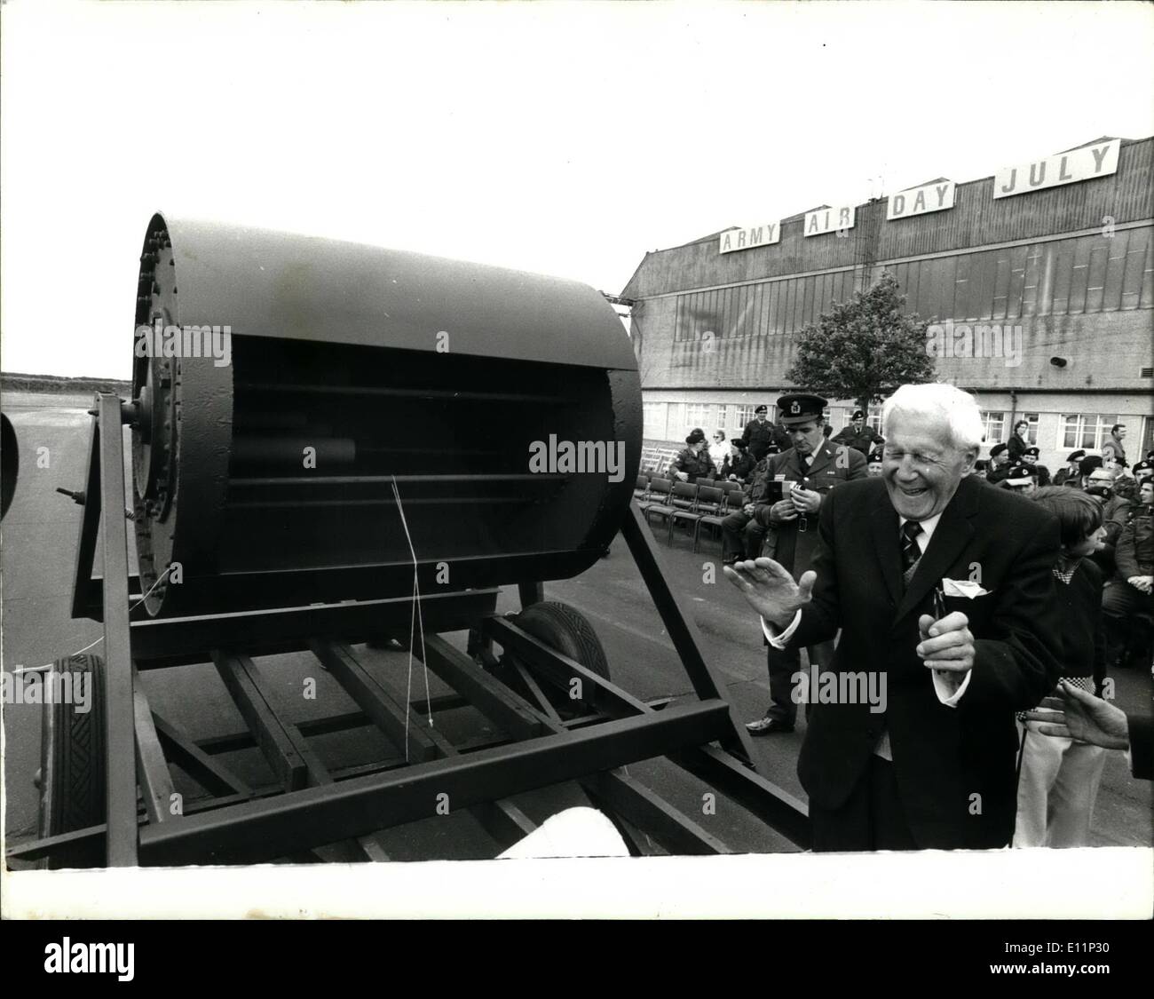 Mayo 05, 1979 - Sir Barnes Wallis reunirse con su Bouncing Bomb. Sir Barnes Wallis, 87, padre de la bomba Dambuster, reunificada Foto de stock