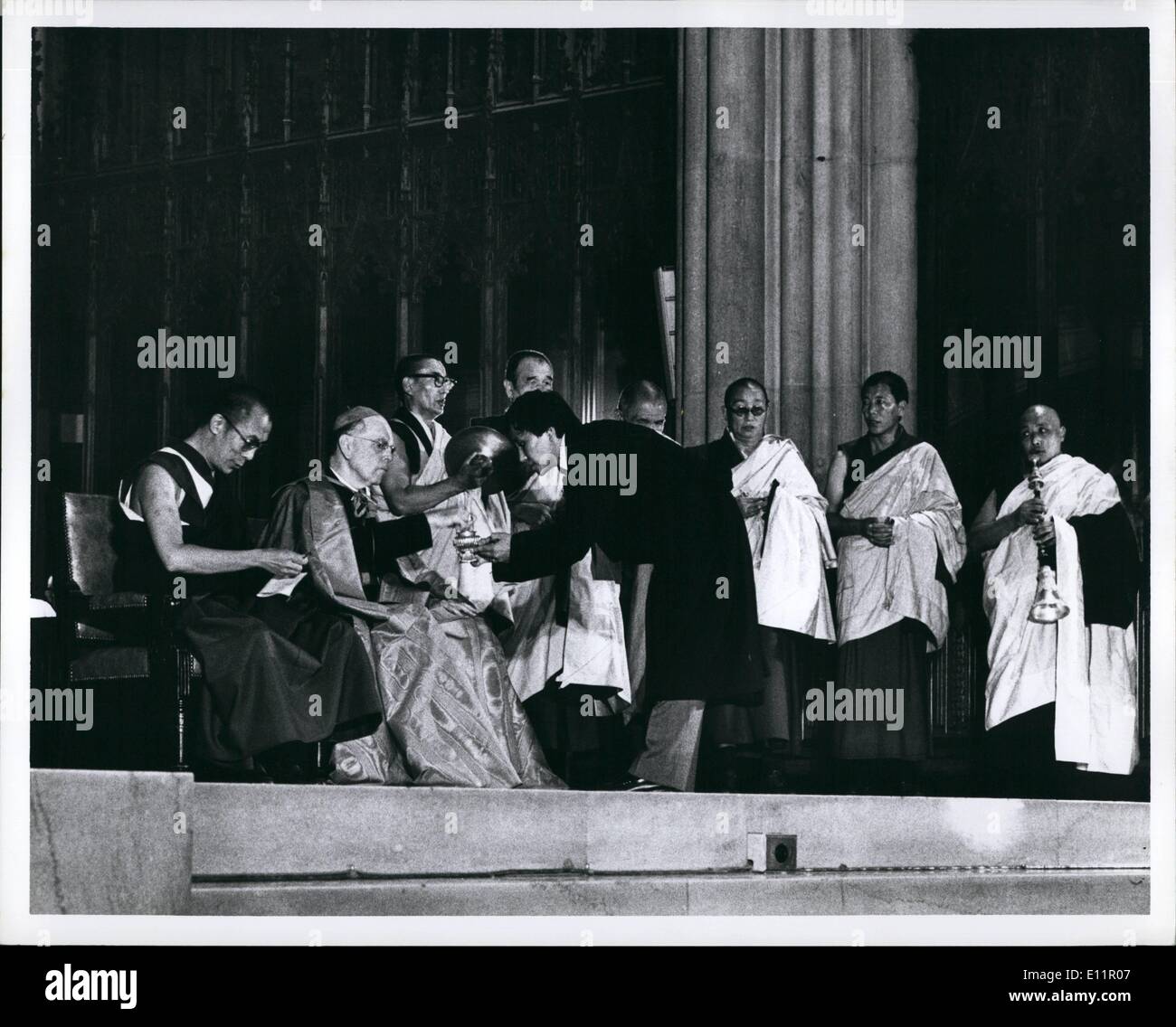 Septiembre 09, 1979 - La supervivencia económica en la St.Patrick's Cathedral NYC el Dalai Lama y tarjeta Clarance Cooke de NY. Foto de stock