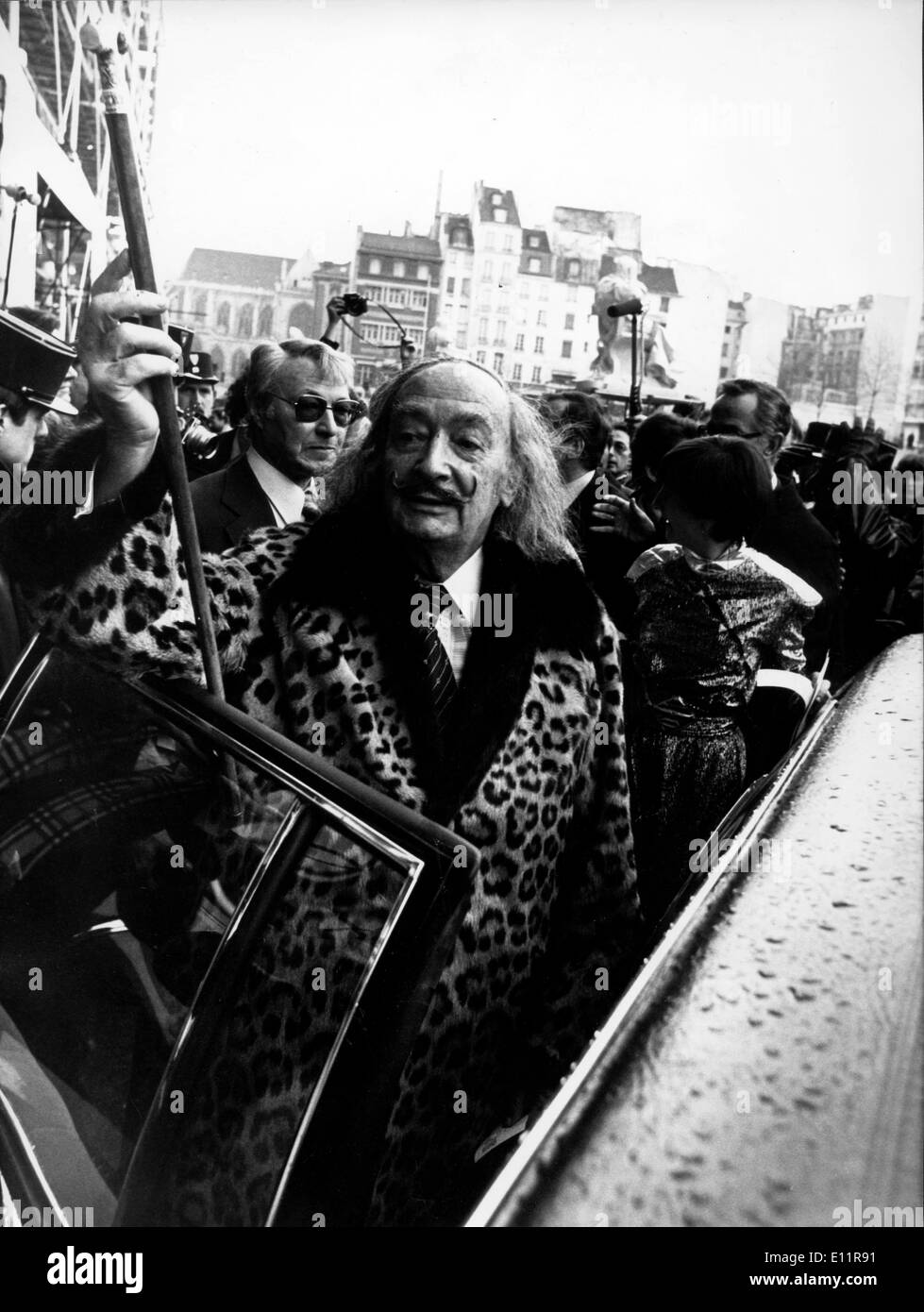 Artista Salvador Dalí llega al centro Pompidou. Foto de stock