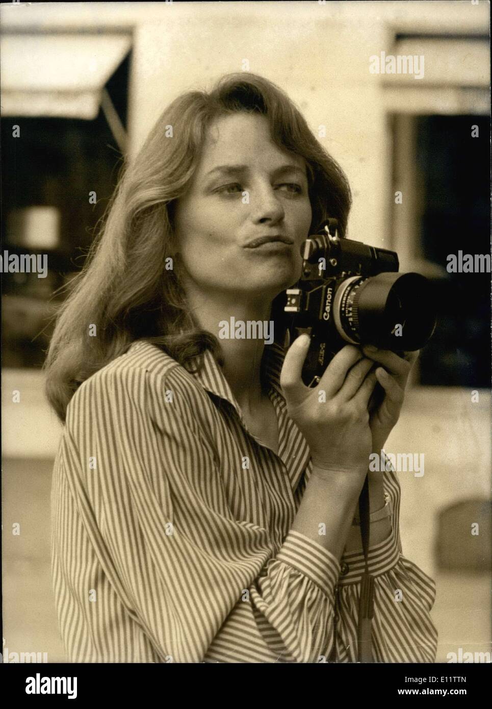 Abril 02, 1980 - Charlotte Rampling es a gusto delante o detrás de la cámara.  Su último reportaje fotográfico era de estilo inglés en Fotografía de stock  - Alamy