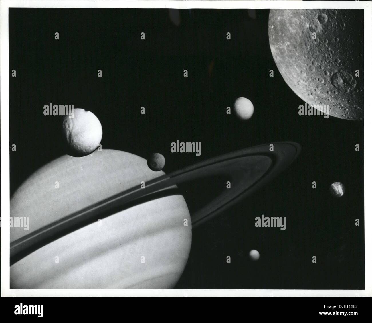 Febrero 02, 1981 - Este montaje fue preparado a partir de las imágenes tomadas por la NASA de la Voyager I durante su vuelo a través del sistema saturnino en noviembre de 1980. Saturno y sus anillos dominan esta visión del artista, que también muestra seis de los 15 satélites conocidos del planeta. En el sentido de las agujas del reloj desde la derecha, esta vista muestra Tetis y salpicado misses está delante del planeta, esta vista muestra Tetis y salpicado mises delante del planeta, enceledus delante de los anillos, Dione en primer plano a la izquierda, rhea fuera del borde izquierdo de los reyes, y a Titán en su órbita distante en la parte superior Foto de stock