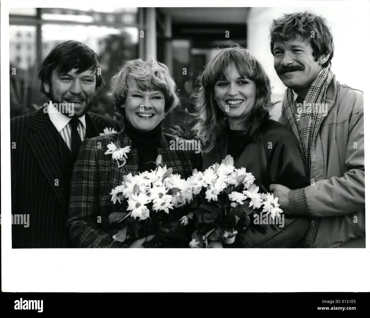Octubre 10, 1981 - UNA MULTA ROMANCE favorito de televisión Judi Dench y Susan PENHALIGON están trabajando juntos para la primera vez que se estrella en Foto de stock