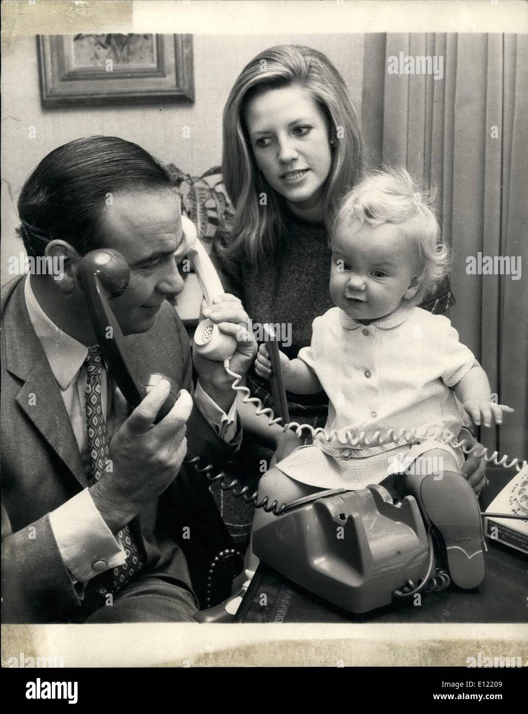 Enero 01, 1982 - Foto Muestra: El Sr. Murdoch es un hombre ocupado en el teléfono en su casa hoy vi por su esposa Anna y sus 14 meses de oldl hija Elizabeth. Keystone Foto de stock