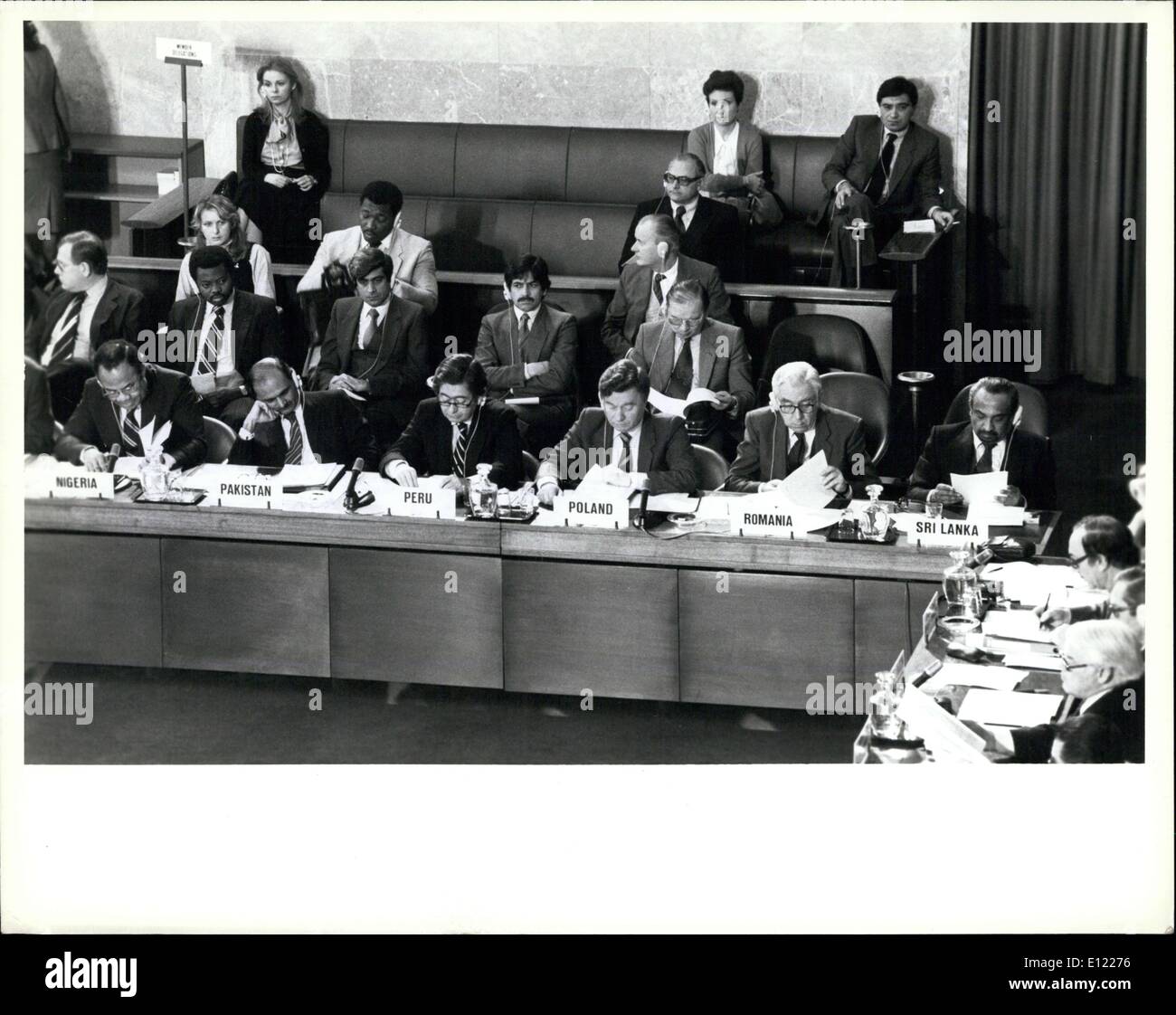 Febrero 02, 1982 - El Comité de Desarme comienza el período de sesiones de 1982. Naciones Unidas, Ginebra, 25 de febrero de 1982 ? La Comisión de Desarme, el mundo?s principal foro de negociación multilateral en materia de desarme, esta mañana se inició su período de sesiones de 1982 en el Palais des Nations. Se le ha pedido que presente a la Asamblea General?s segundo período extraordinario de sesiones sobre desarme (Nueva York, 7 de junio al 9 de julio, 1982), un informe especial sobre el estado de las negociaciones de las diversas cuestiones examinadas por el Comité Foto de stock