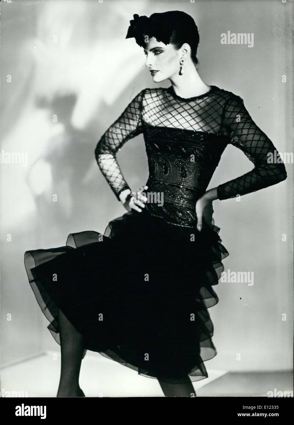 Agosto 04, 1982: Este modelo lleva un vestido de cóctel de Chanel bordado  en tul negro con una falda en capas de organza negra Fotografía de stock -  Alamy