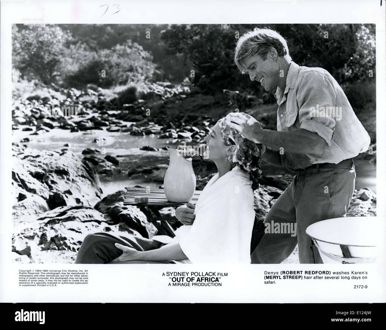 El 19 de diciembre de 1985 - Una película de Sydney Pollack ''Out Of Africa'', una producción de Mirage. Denys (Robert Redford) lavados de Karen (Meryl Streep) pelo largo después de varios días de safari. Foto de stock
