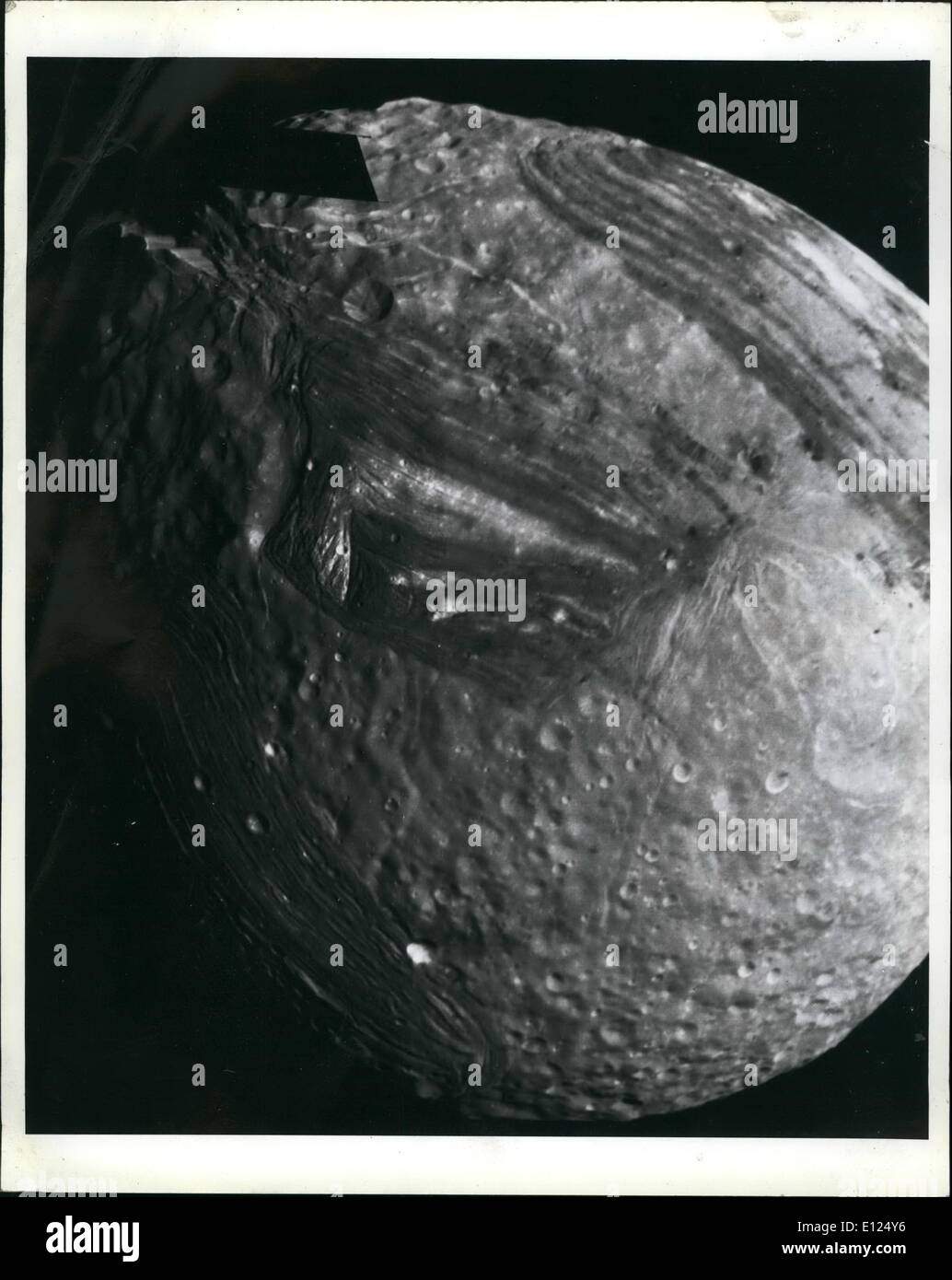Agosto 08, 1986 - Este equipo montado de Miranda mosaico incluido muchos de los fotogramas de alta resolución obtenidas por la Voyager 2 durante el sobrevuelo cercano de la luna de Urano. Miranda, aproximadamente 500 kilómetros (300 millas) de diámetro, exhibiciones variadas provincias geológicas, visto en este mosaico de claro-filtro, imágenes de ángulo estrecho desde el 24 de enero de 1986. Las imágenes fueron obtenidas a una distancia de 30,160 a 40,310 km (18,730 a 25,030 millas.) resolución oscila entre 560 a 740 metros (1.840 a 2.430 pies) Foto de stock