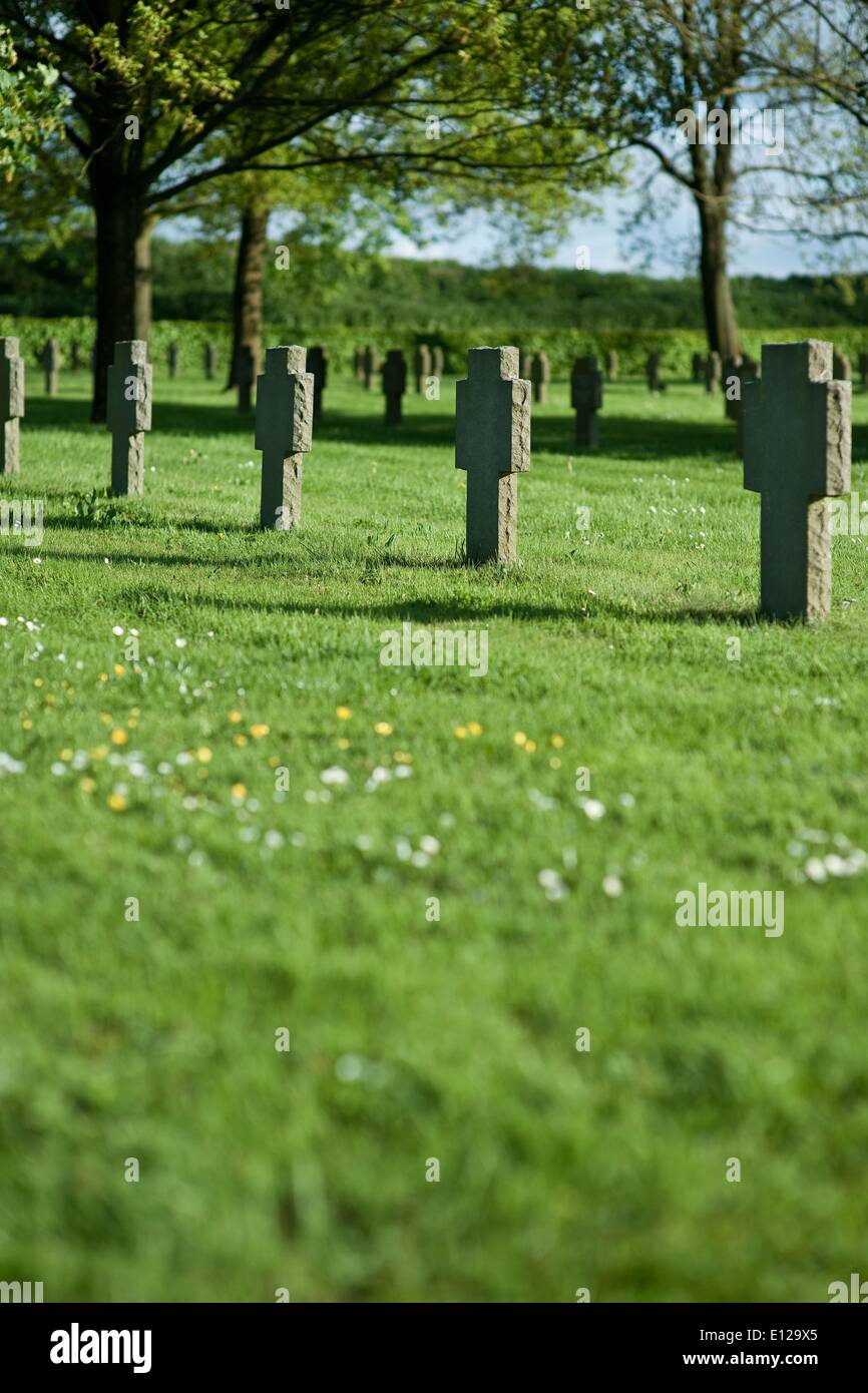 Mayo 06, 2009 - Mayo 6, 2009 - Fila de cruces en el cementerio durante la puesta de sol, someras DOF Â© CTK/ZUMAPR) Foto de stock