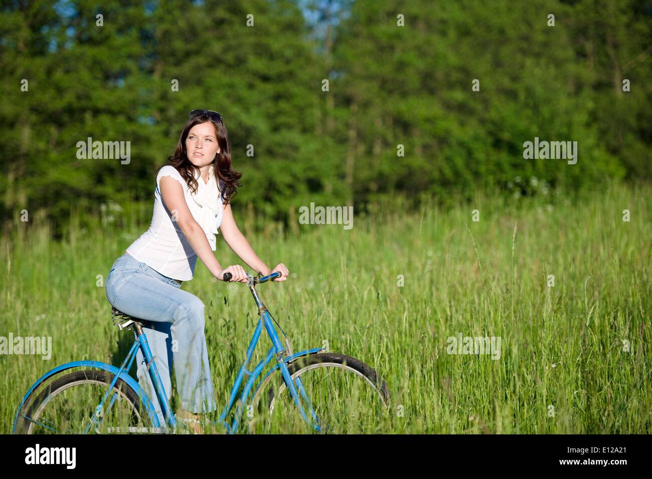 Jun 05, 2010 - Junio 5, 2010 - Mujer con antiguas bicicleta en verano meadow en día soleado Foto de stock