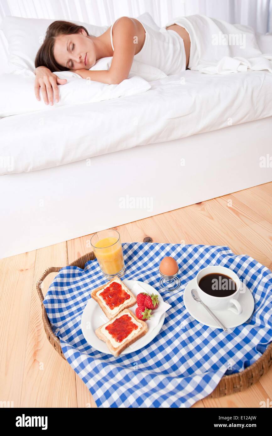 Agosto 10, 2009 - Agosto 10, 2009 - Mujer tener desayuno casero acostado en la cama y dormir Â© CTK/ZUMAPR) Foto de stock