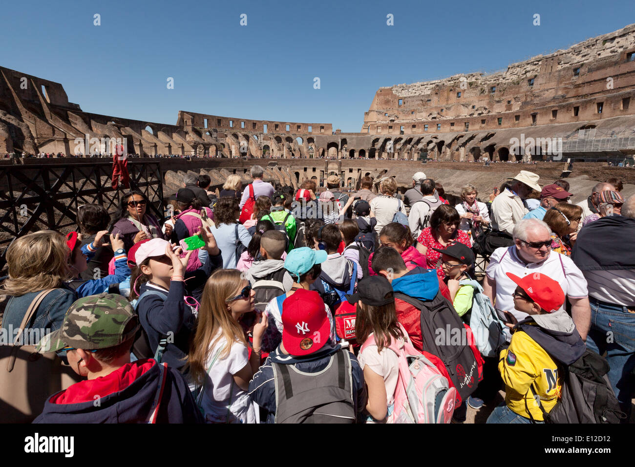 El Coliseo, Roma interior, también conocido como el anfiteatro Flavio, antiguo monumento romano siglo I A.C. Roma Italia Europa Foto de stock