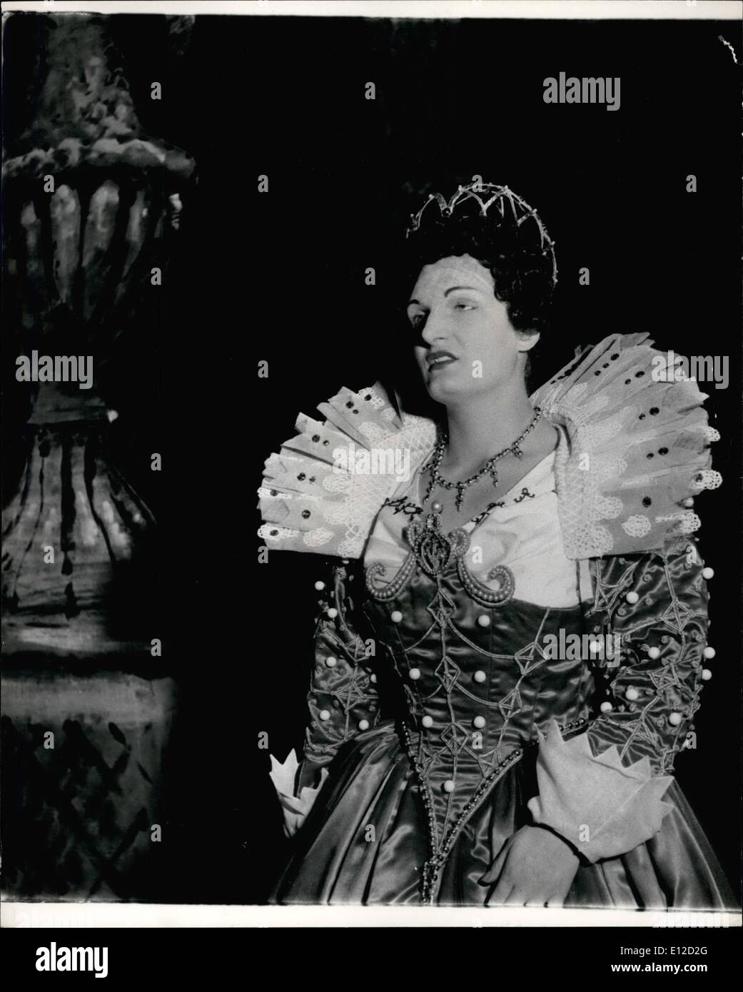 El 19 de diciembre, 2011 - Srta. Jennifer Vyvyan como Penelope Rich, hermana de Lord Essec y esposa del señor rico, en la Ópera ''Gloriana'' Foto de stock