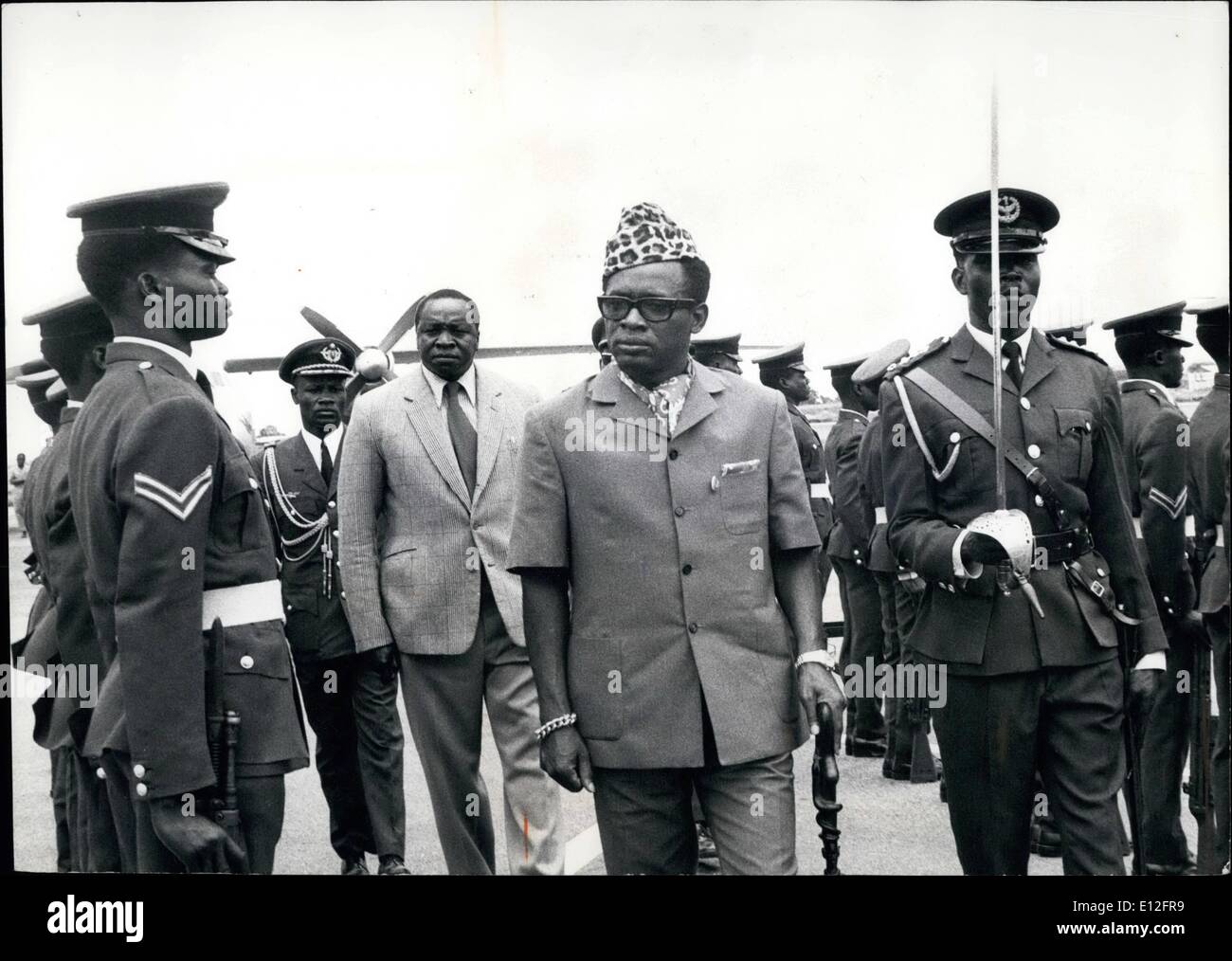 Enero 09, 2012 - Durante su visita oficial a Uganda, el Presidente Mobutu Sese Seko del Zaire Smart inspecciona un contingente de la Fuerza Aérea de Uganda. Detrás de su caminó nunca sonreían Presidente Amin. Foto de stock