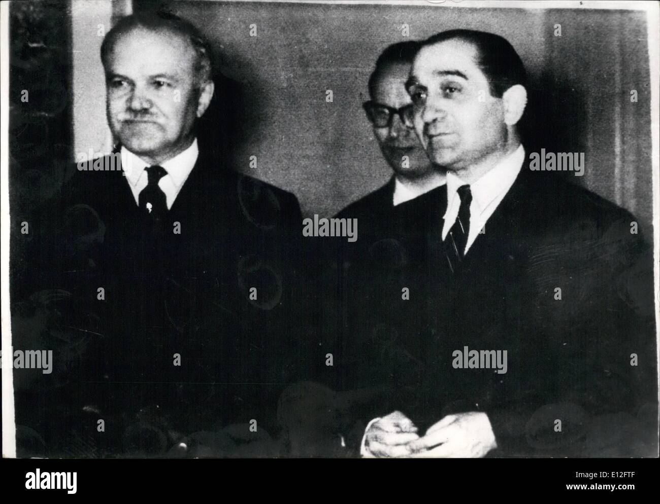 Enero 09, 2012 - El Sr. Mendes-France llegó anoche en Ginebra para reunirse con el Sr. Molotov. General Naguib acogió en El Cairo Foto de stock