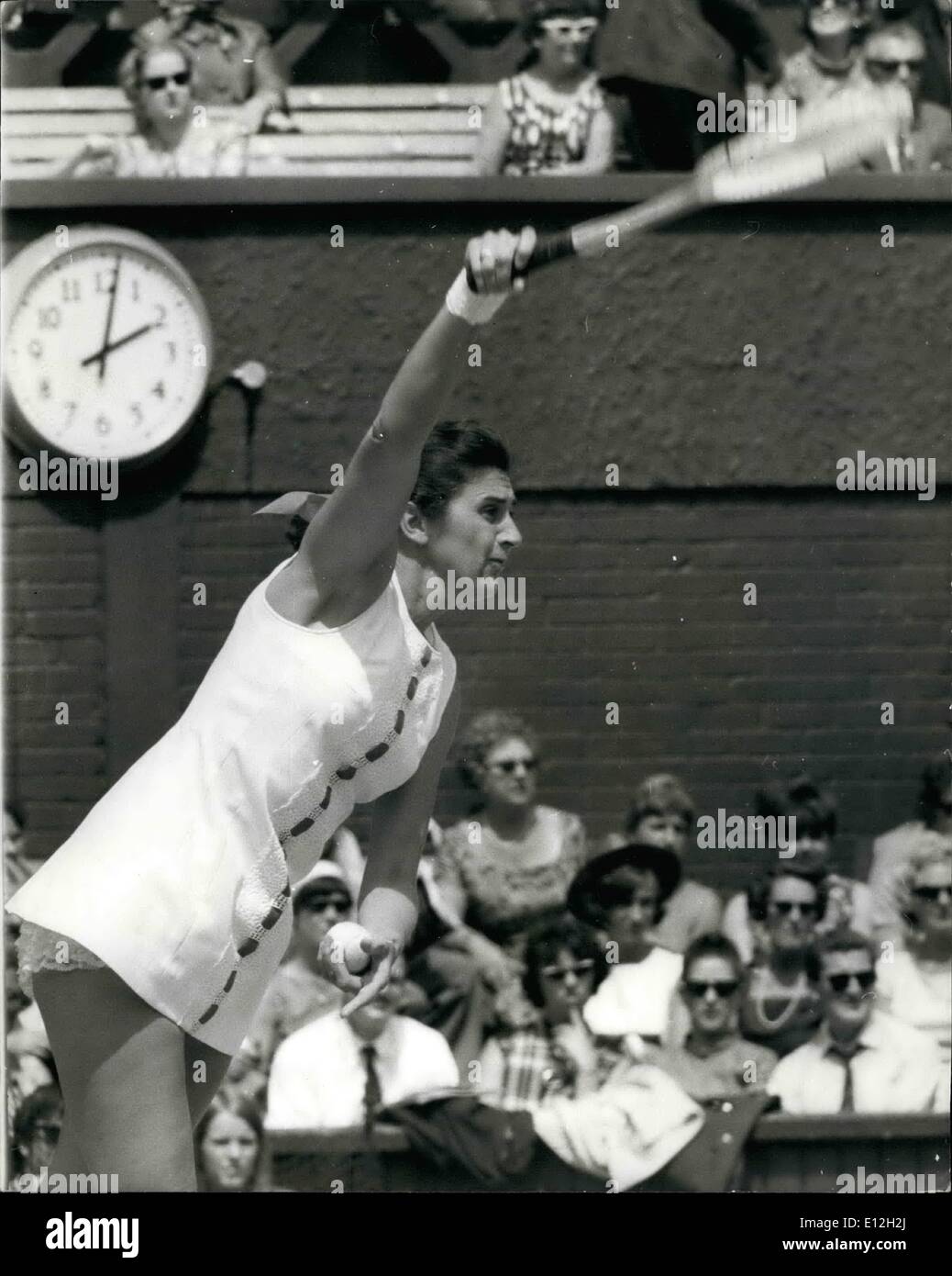 Enero 03, 2012 - Campeonato Abierto de Tenis de Wimbledon. Semi-Finals femeninas. Miss J. Tegart v Miss N. Richey. La foto muestra Miss Judy Tegart (Australia), en jugar contra Miss N.Richey (EE.UU.), durante su partido de Wimbledon hoy. Judy Tegart ganó para llegar a la final Foto de stock