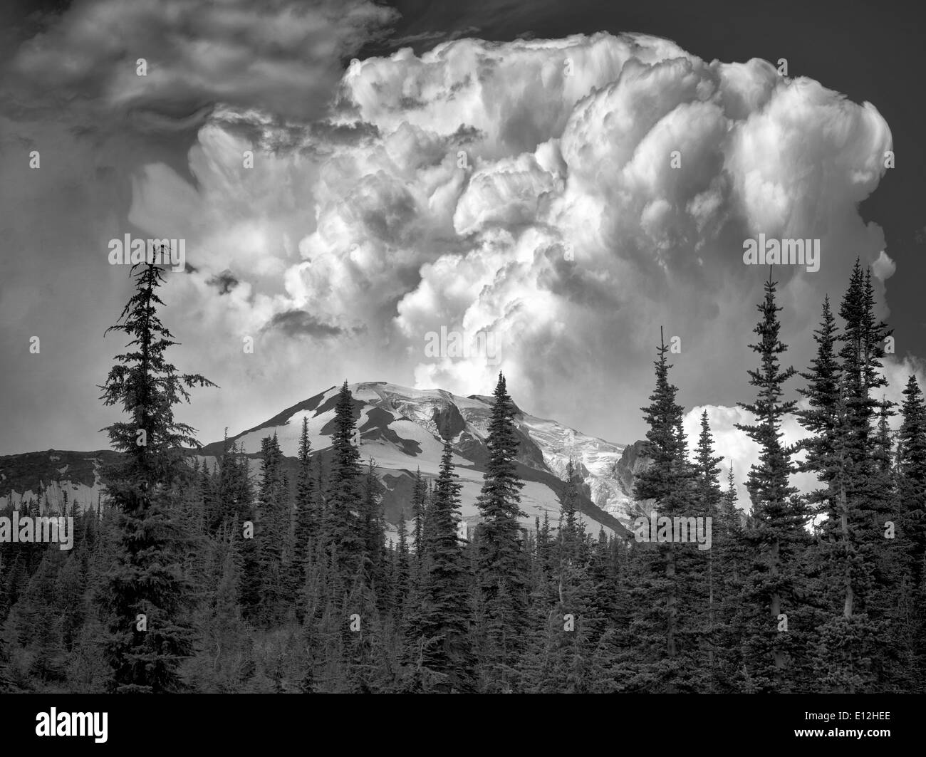 Mt. Adams con thundercloud.. Washington Foto de stock