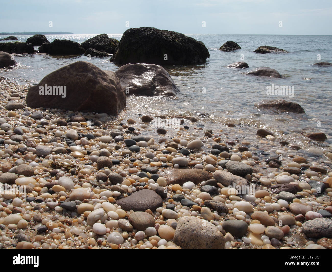 Costa rocosa a lo largo de Long Island Sound, Greenport, Nueva York, EE.UU., © Katharine Andriotis Foto de stock