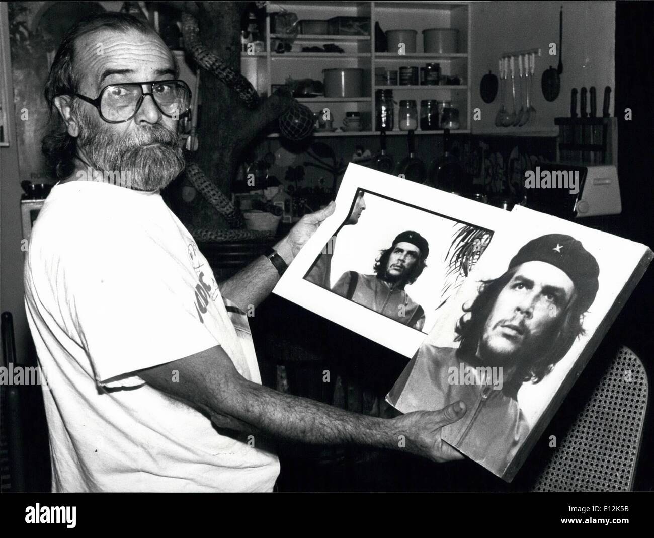 El 24 de febrero, 2012 - Che: El retrato y su fotógrafo. El 6 de marzo de 1960, Alberto Korda, un joven fotógrafo cubano, disparó una imagen que en el ínterin se ha hecho famosa en todo el mundo, el retrato del Che Guevara. Él consiguió el revolucionario en su película mientras toma fotografías durante el día de sus exequias por las víctimas de un accidente en La Habana. Albert Korba muestra el original y el retrato de la foto que hizo su manera alrededor del mundo. 23/01/89 Foto de stock