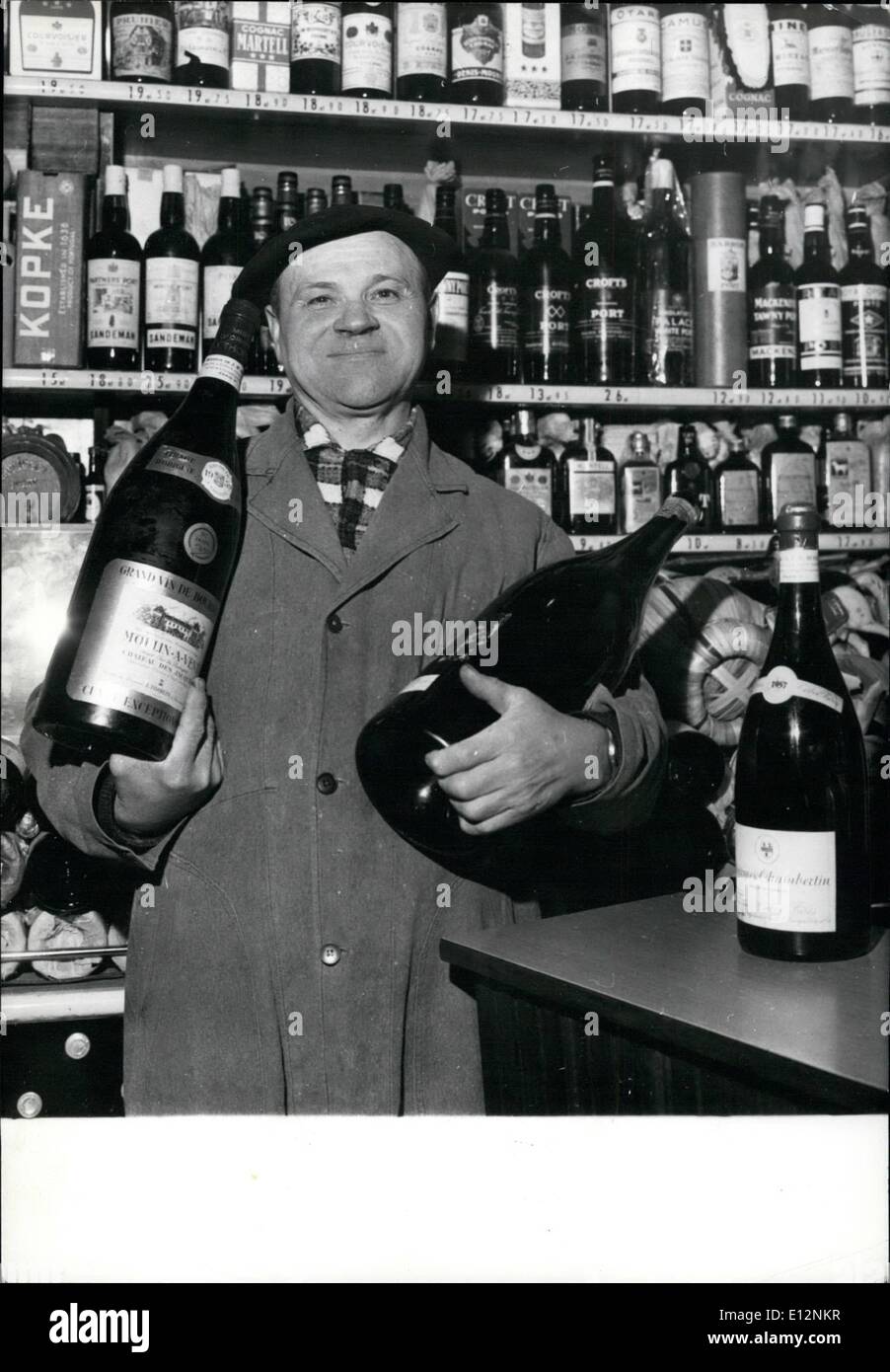 Febrero 24, 2012 - La mayoría pictureseque comerciante de vino en París: con ''Super'' de los mercados por doquier y aficionados de buen connoisseres Foto de stock