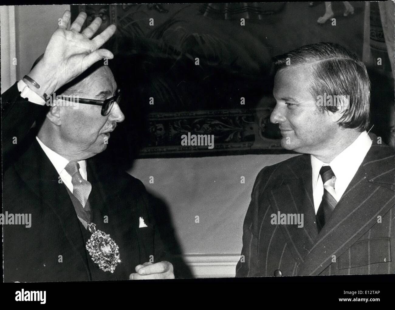 El 24 de febrero, 2012 - Davis atiende almuerzo: El primer ministro de Ontario, W.G. Davis, a la derecha, conversa con el Alcalde de Londres, Lord Mais, quien lo recibió como llegó a la Mansión Houe, almuerzo en su honor. Foto de stock