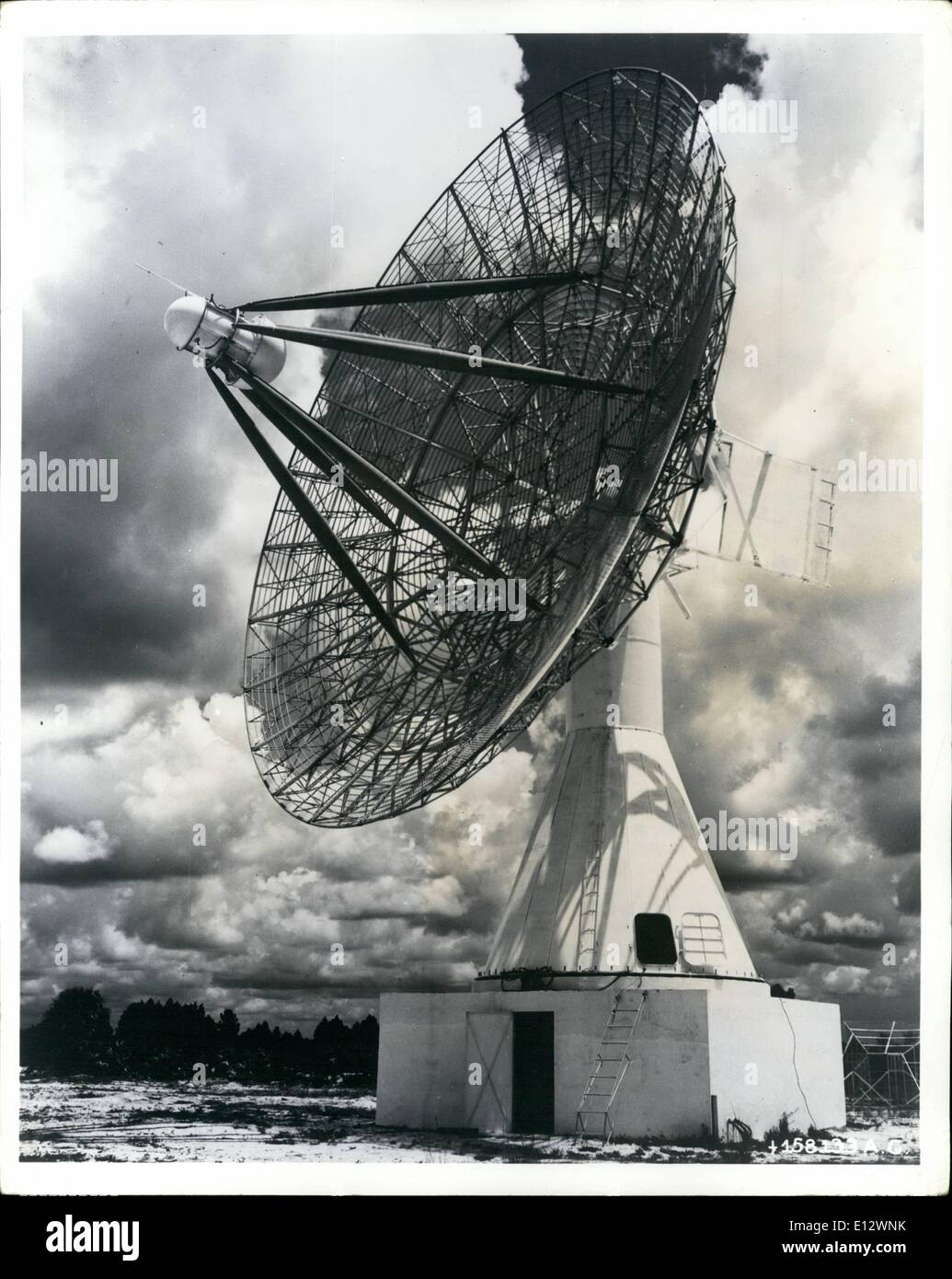 El 26 de febrero de 2012 - La Fuerza Aérea de los EE.UU TLM-18 seguimiento automático de antena de telemetría, considerada la más grande de su tipo en existencia, sigue los caminos de misiles americanos que raya abajo la gama de test de 5000 millas que tiene su principio en Cabo Cañaveral, Florida. El TLM-18 es una antena de 60 pies de ancho montado sobre una torre de acero de 38 pies. Gira para seguir el curso de los misiles balísticos. En total, cuatro de los gigantes ojos electrónicos, construido por la radiación, Inc. de Melbourne, Florida, acabarán por supervisar toda la gama de misiles Foto de stock
