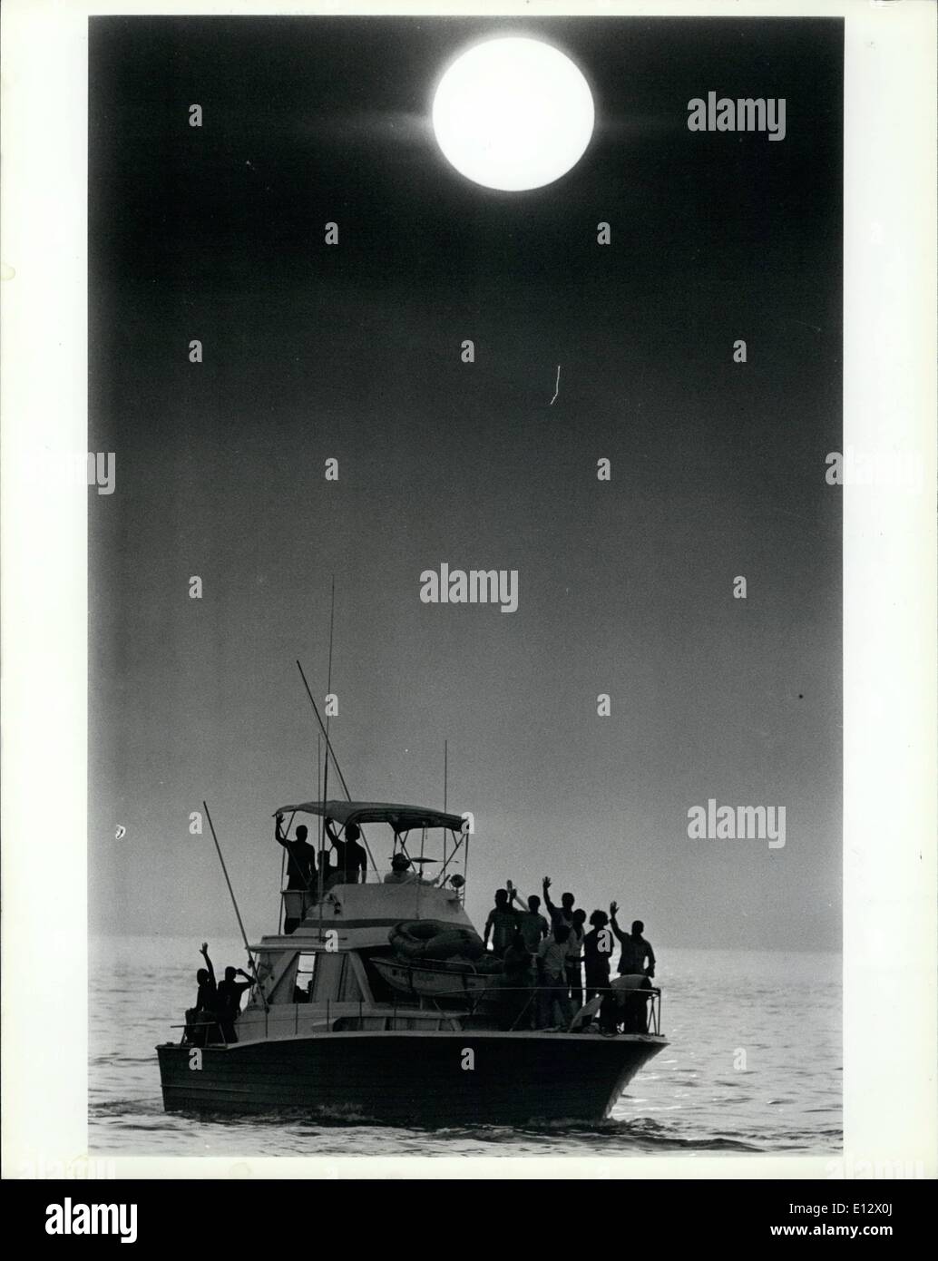 El 25 de febrero de 2012 - Un barco de carga de refugiados cubanos llegan a Key West, justo antes de la puesta de sol. Foto de stock