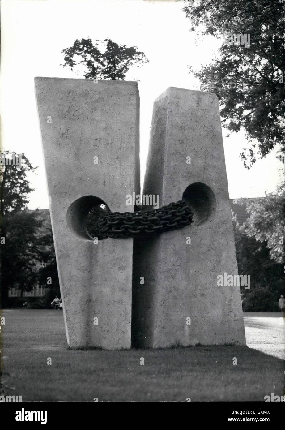 Febrero 26, 2012 - Monumento exigiendo la unidad alemana. Este monumento de pie en Münster (Westfalia, Alemania Septentrional) exige la unidad de Alemania. La escultura muestra dos rocas de hormigón unidos por cadenas de hierro, simbolizando la parted en Alemania. Se hizo bajo la cooperación de la Escuela de Arte de Munster. Munich Keystone, 14-8-61 Foto de stock