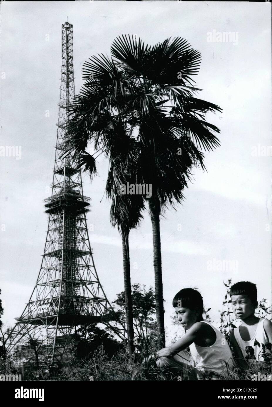 El 25 de febrero, 2012 - Busque Oriental Tokyo's ''''Eiffel Tower. Aunque el nuevo Tokio 1.082 pies TV Tower será un duplicado de la famosa Torre Eiffel de París, el paisaje circundante será diferente. Y a pesar del hecho bien conocido de que París es considerado como un "hot spot", no es lo suficientemente caliente como para hacer crecer los árboles de palma. La torre será de 40 pies más alto que el de París y está construido para soportar el tifón vientos con una velocidad de 200 millas por hora. El viento del tifón más alta registrada hasta ahora en Tokio fue de 136,4 km/h en 1939, fue nombrada la ans Muroto Tifón Foto de stock