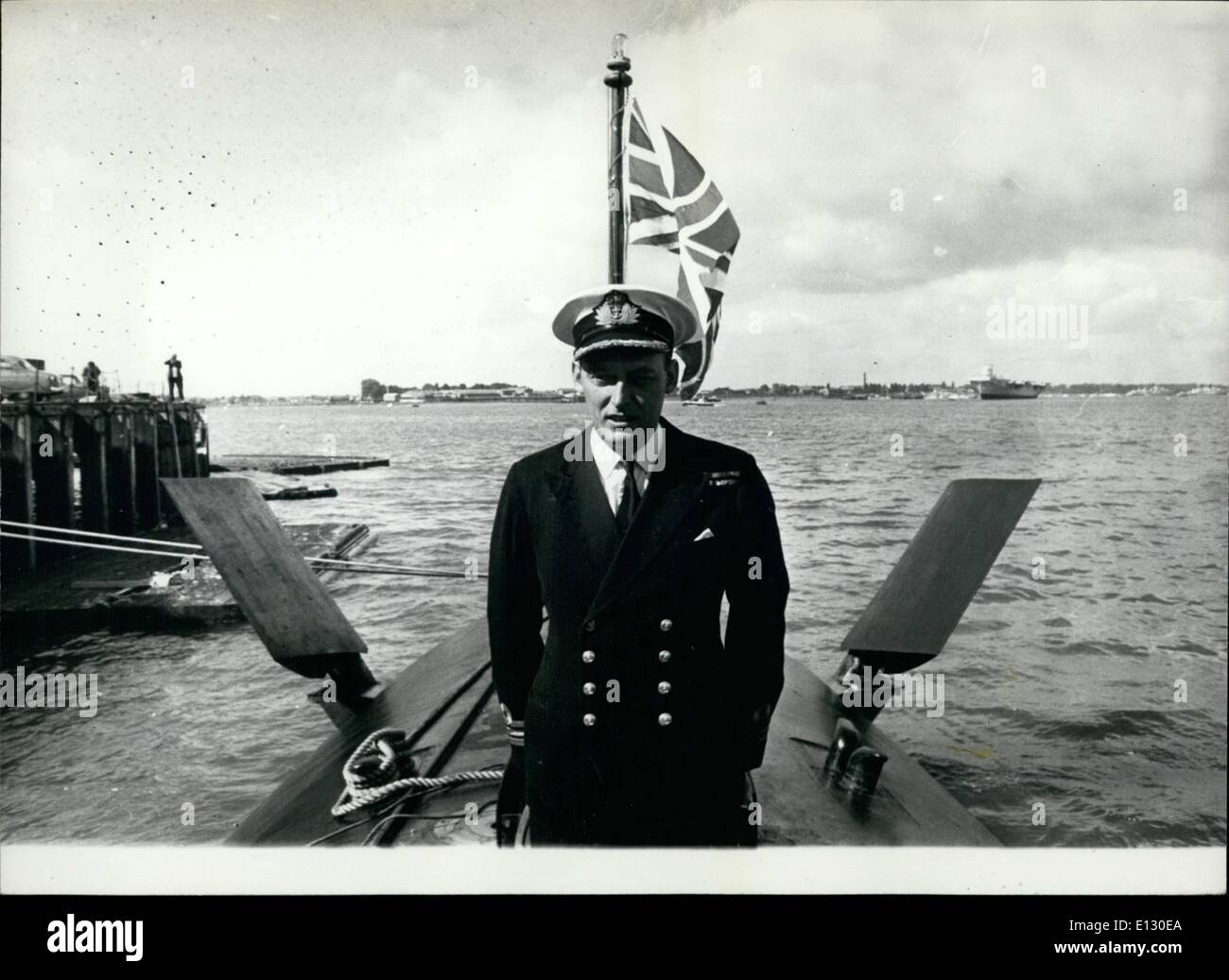 El 26 de febrero de 2012 - Jefe de Dreadnought, CDR. B..P. Samborne. Detrás de él están las grandes aletas hidroplano. Foto de stock