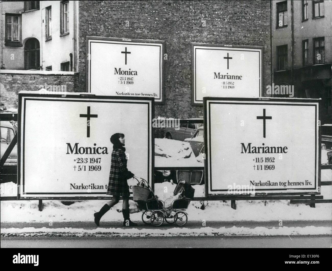 26 de febrero de 2012 - Posters de lucha contra las drogas y los estupefacientes en Estocolmo, Suecia en forma de avisos de defunción. Pancartas de publicidad en Estocolmo, Suecia, han tomado la iniciativa en una lucha contra los narcóticos. Han erigido 400 pancartas en forma de avisos de muerte en las calles de Estocolmo, que indican que los narcóticos causaron la muerte de él / ella será ~~ yacen en la ciudad durante 14 días en prominente. Un portavoz de la empresa de publicidad. ''(ilegible)'' Ltd Foto de stock