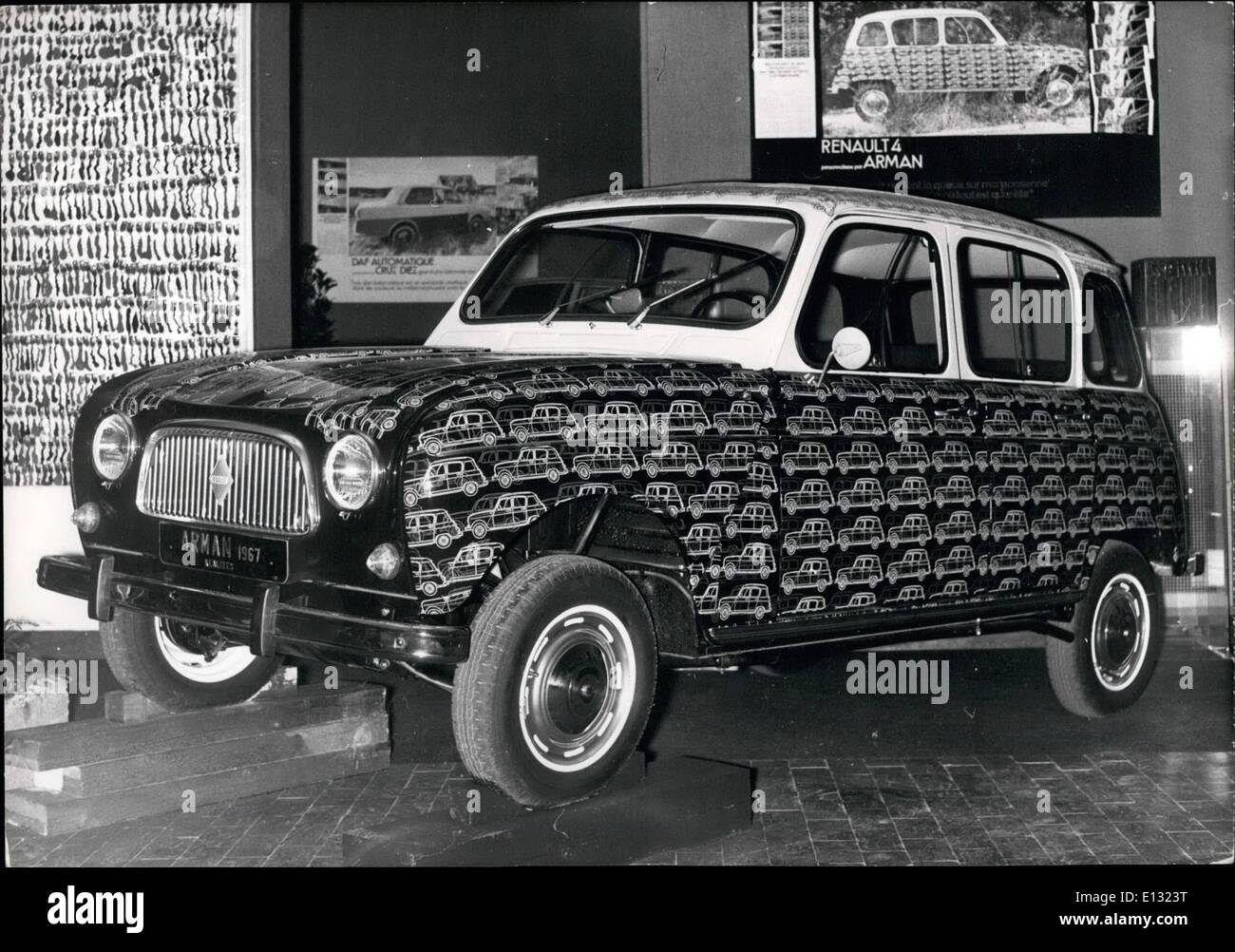 Febrero 26, 2012 - coches personalizados en París la venta en beneficio de la investigación-decoradas por famosos artistas.foto muestra un Renaulth decorado por Arman. Foto de stock