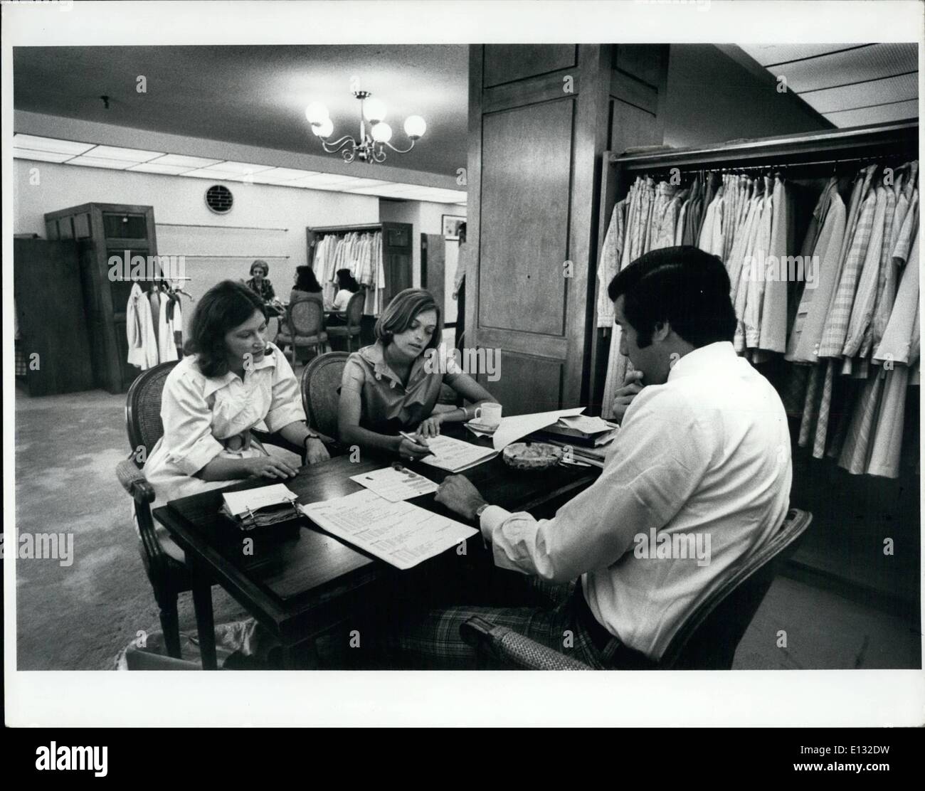 El 26 de febrero de 2012 - julio de 1975, un comprador de mercancías (centro) y su ayudante (izquierda), de una importante Nueva York department store, prendas de Evan-Picone pedidos, una división de Deva International en la séptima avenida, en la Ciudad de Nueva York. Foto de stock