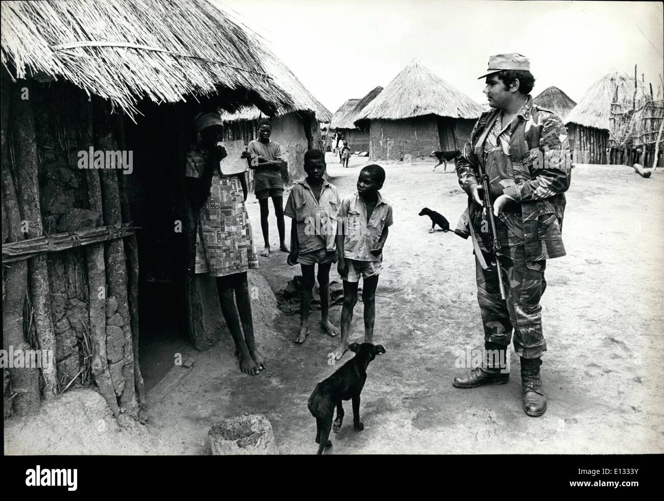 Febrero 26, 2012 - Rhodesia: un sudafricano blanco, quien se unió a las patrullas del ejército de Rhodesia voluntariamente un Ã¢â'¬Ëoeprotected village' en el campamento 7, ubicado a 6 millas al sur del monte Darwin en Rhodesia. Hay varios cientos de familias africanas en este municipio. El soldado en la imagen dijo que la mayoría de la gente siente que vive en cagesÃ Foto de stock