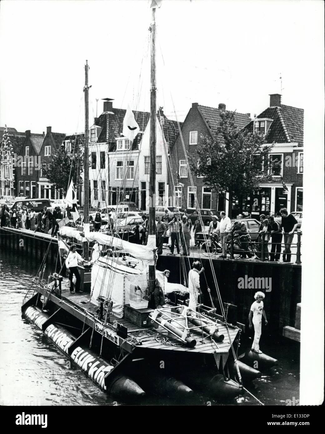 Febrero 26, 2012 - Self-made de balsa para cruzar el Atlántico: el self-made balsa llamados ''Sterke Yerke aguarï mal" por cuatro estudiantes holandeses dejando el dockside en Den Helder, al inicio de su viaje de 5.000 millas a través del Atlántico. Foto de stock