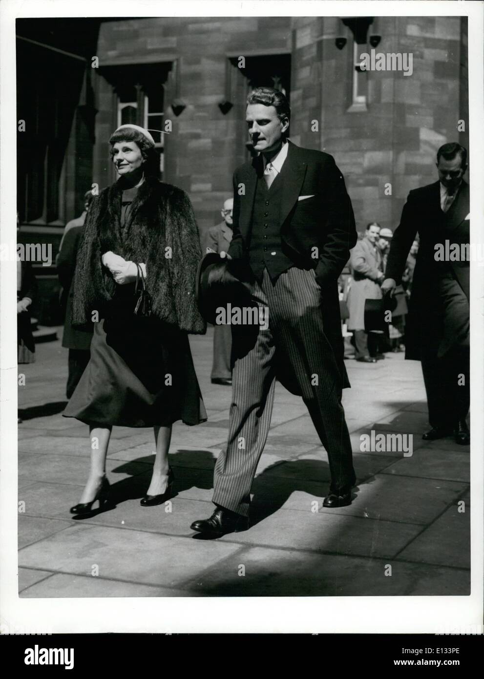 El 26 de febrero de 2012 - La apertura de la Asamblea General en Edimburgo el 24 de mayo, 1955. La imagen muestra: Entre los distinguidos invitados presentes fue el Dr. Billy Graham vistiendo mañana traje y sombrero de seda. Fue acompañado por su esposa. Foto de stock