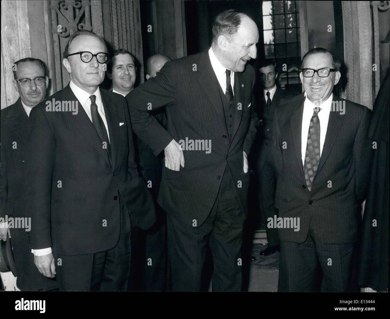 El 26 de febrero de 2012 - Las conversaciones para resolver la crisis de Malta han seguido hoy en Roma en la Villa Madama. La foto muestra a la izquierda el secretario de Defensa de Gran Bretaña Lord Carrington, Secretario General de la OTAN, José Lun y Premier maltés Dom Mintoff. Foto de stock