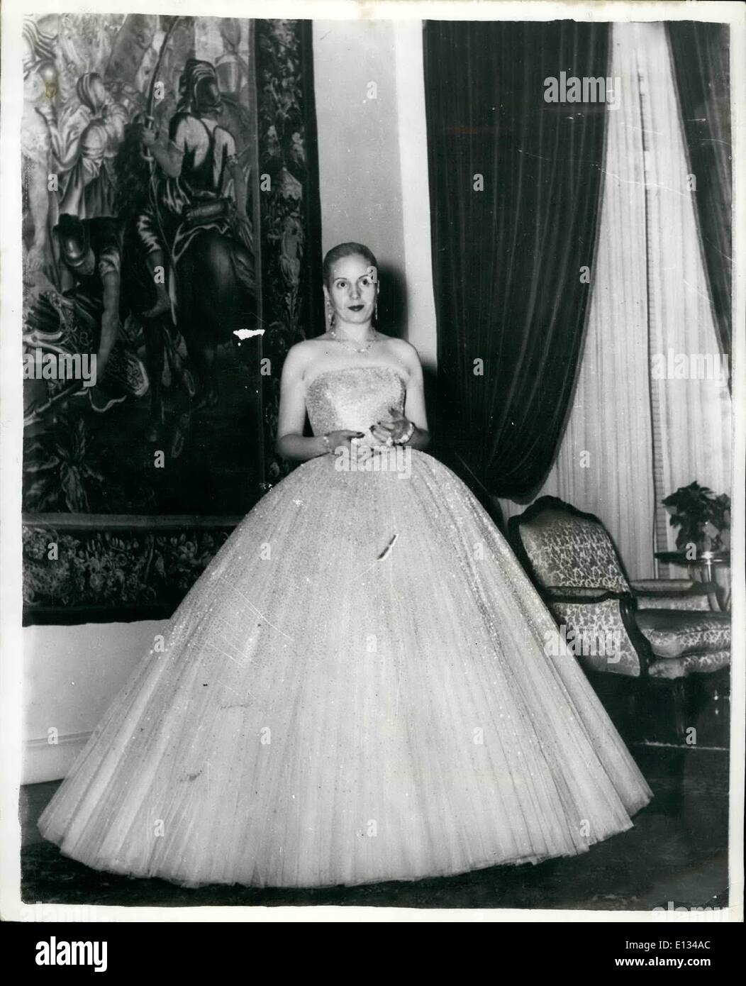 Febrero 28, 2012 - Muestra Fotográfica Keystone: Eva Perón, posa para la cámara en su gloriosa vestido de noche - cuando abandonó el palacio presidencial para el teatro. Foto de stock