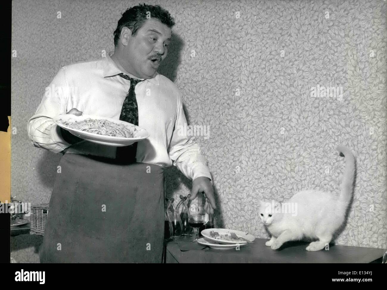 Febrero 28, 2012 - Espaguetis mi gran especialidad, dice Alco Lulli el famoso actor italiano, es uno de los personajes principales de ''La Nuit des Traques'' (Acorralado) ahora en la realización de un taller de París. OPS: un verdadero italiano Falco Lulli quien alega spaghetti es su gran especialidad ha cocinado un plato entre dos escenas, el estudio ha tenido un gato ayudando. Foto de stock