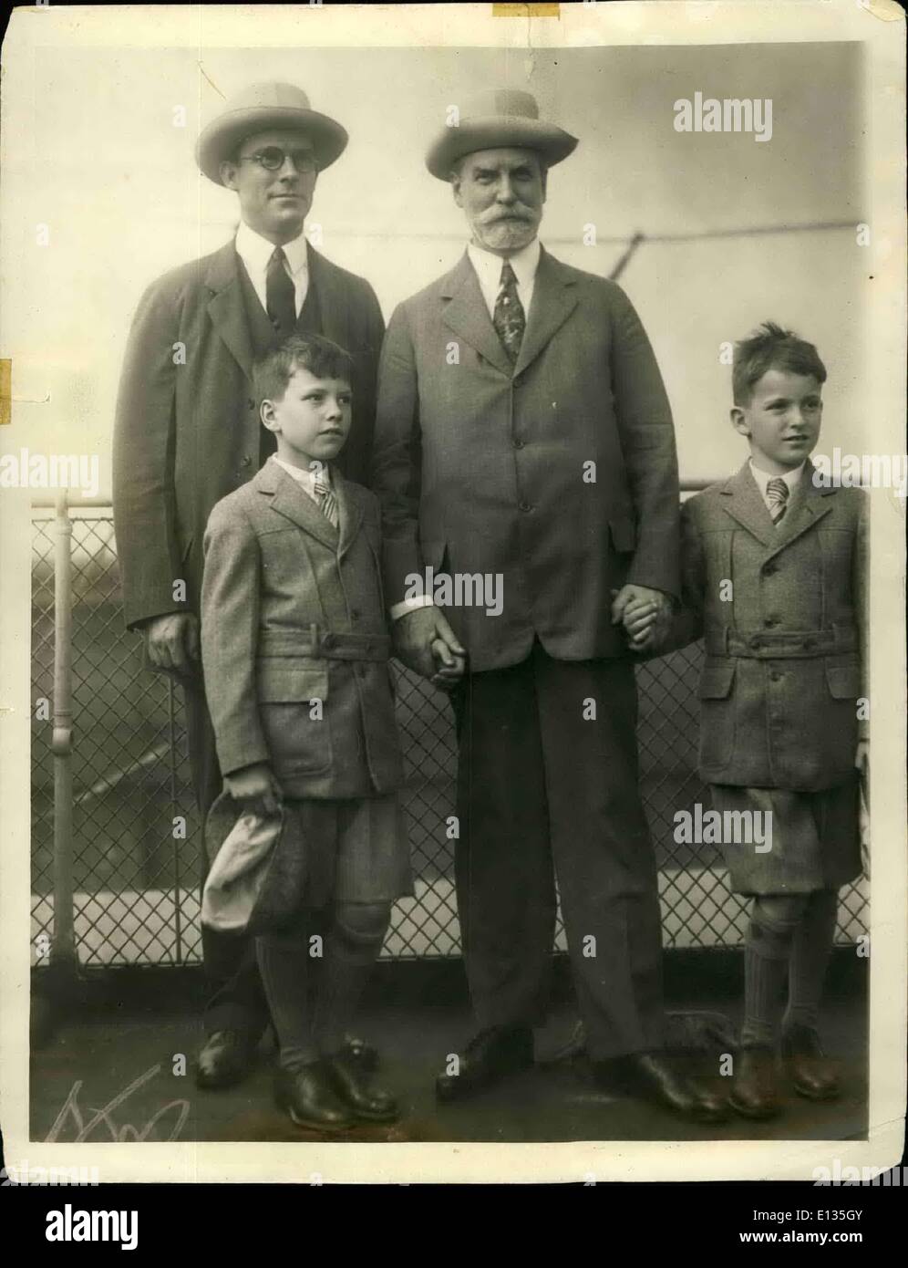 Febrero 28, 2012 - Secy de Estado Chas E. Hughes, su hijo en las leyes, y los nietos, que salieron con la secy en la SS Berengaria para un viaje al extranjero. Foto de stock