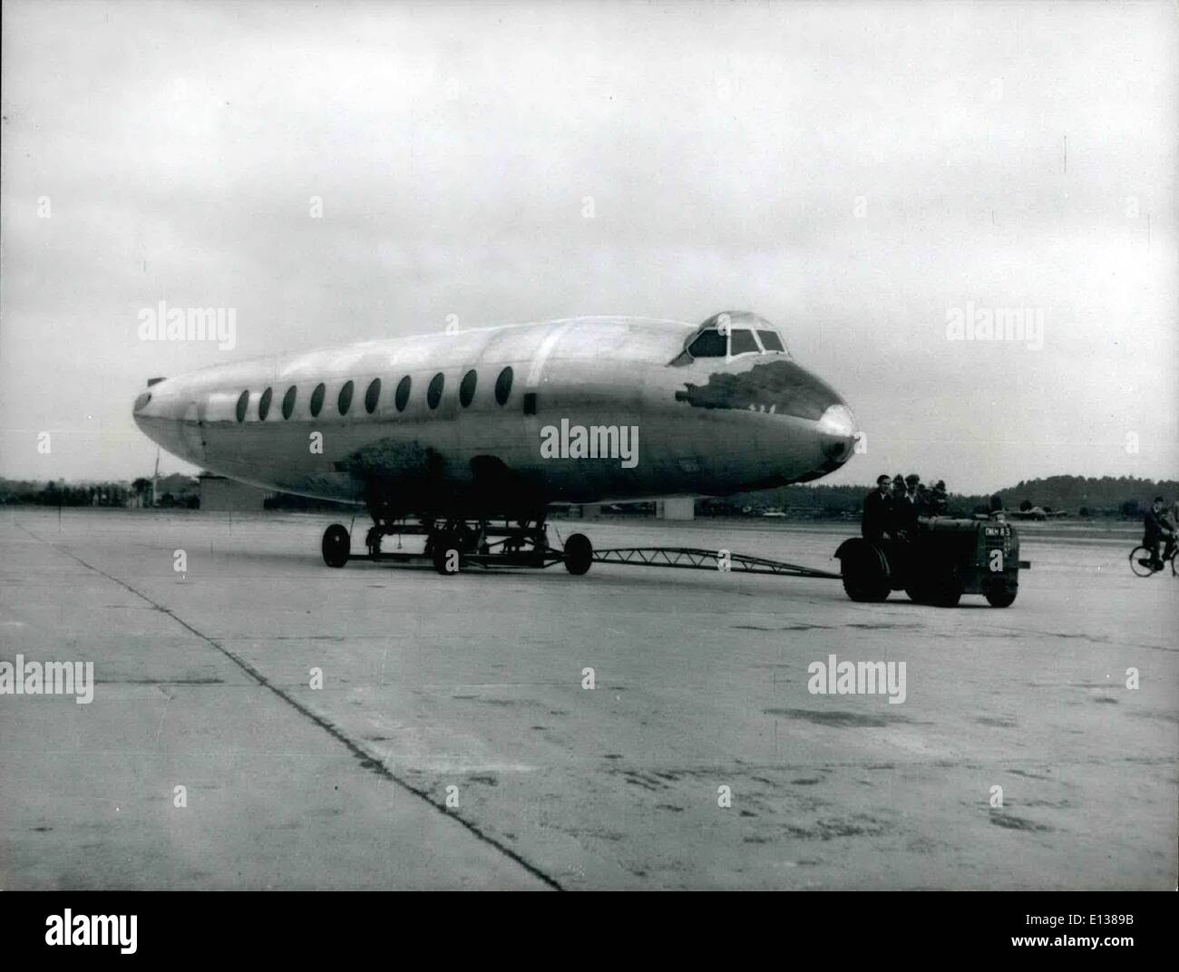 29 Feb, 2012 - para producir el Vickers Viscount: pareciendo un sello enorme el cuerpo del Vizconde se transfiere desde la percha donde el cuerpo fue construido a otro hangar donde la siguiente etapa de la asamblea tendrá lugar. Foto de stock