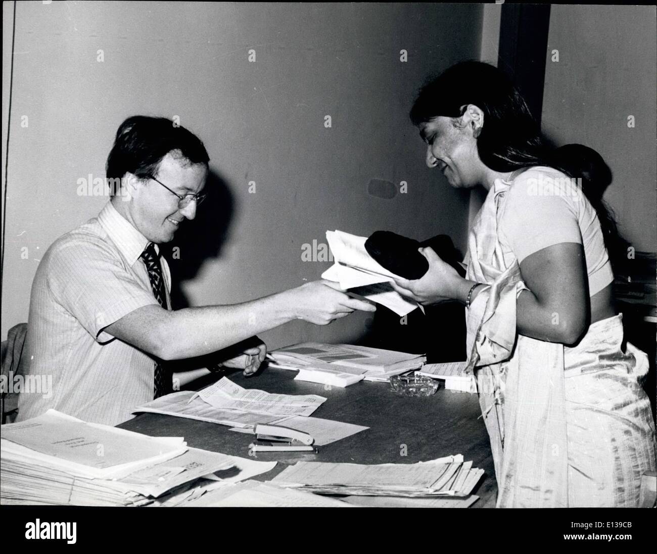 Febrero 29, 2012 - Canadian procesos oficiales, una mujer asiática su solicitud a la alta comisión en Kampala. Foto de stock