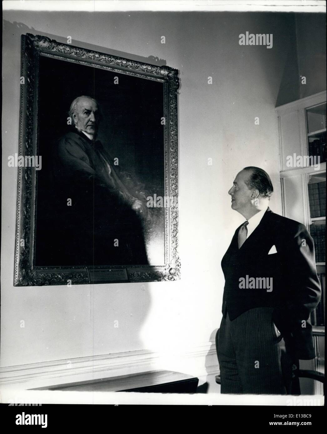 El 29 de febrero de 2012 - El Sr. Peter Thorneycroft parece estar buscando la orientación del gran Dr. William Gladstone, cuyo retrato adorna la pared a nol 11, Downing Street. Foto de stock