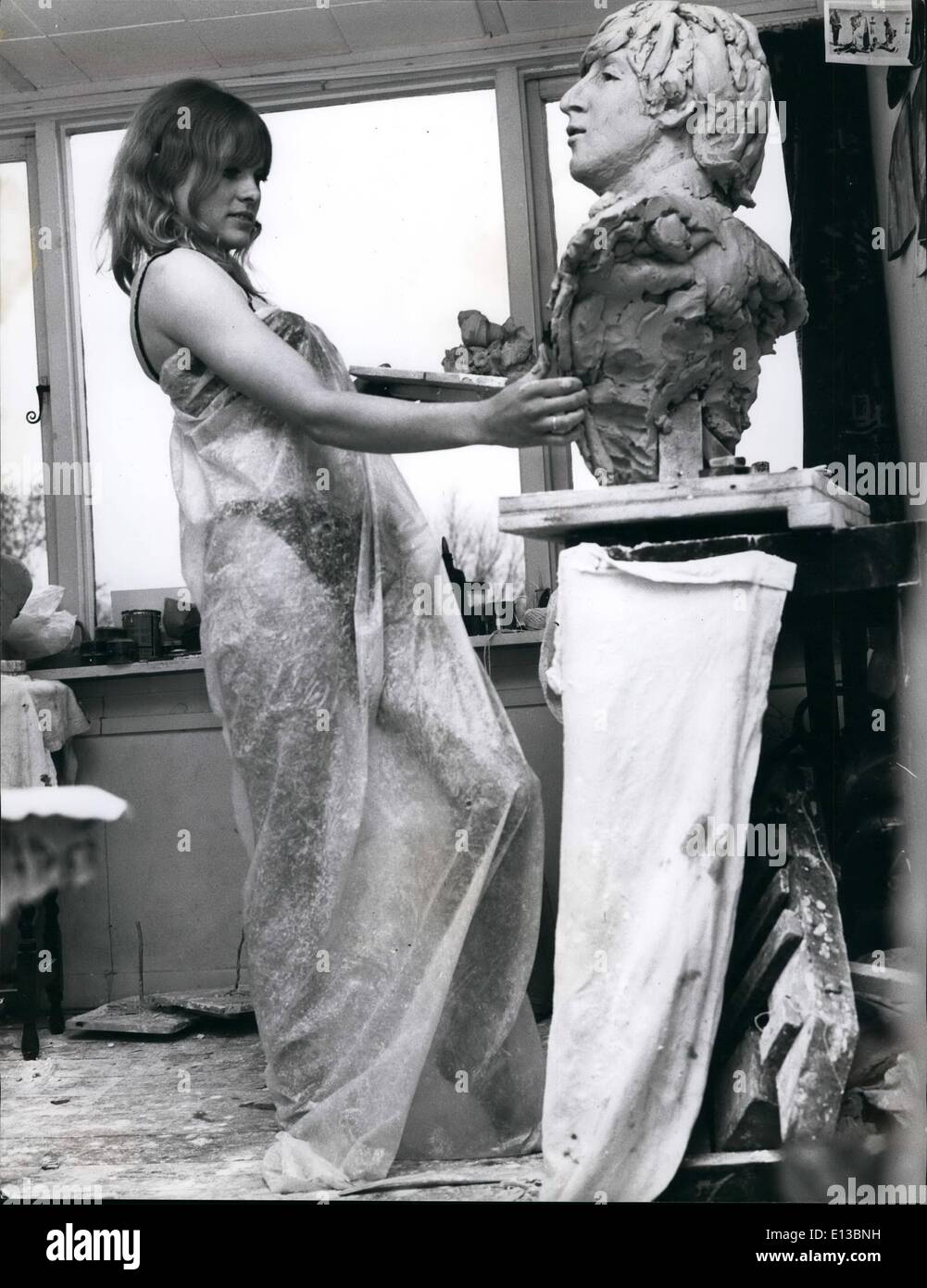 Febrero 29, 2012 - Trabajando en arcilla polvorienta labor- y de ahí la ronda de encintado escultora Liz Moore mientras ella trabaja en un busto del Beatle John en su Surrey studio. Foto de stock