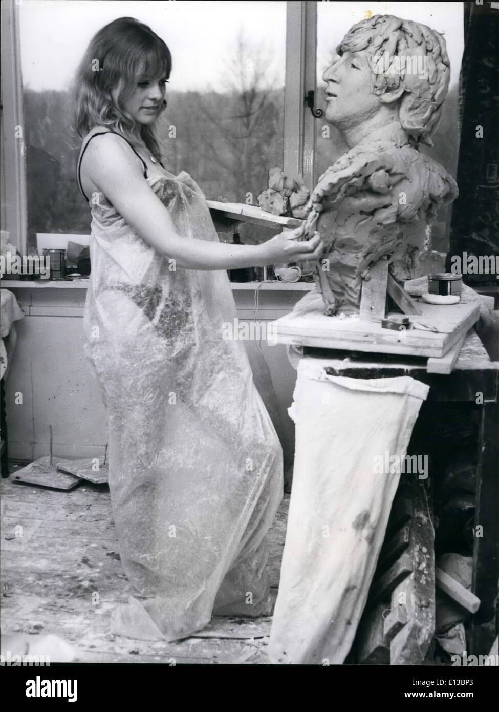 Febrero 29, 2012 - Trabajando en arcilla polvorienta labor -de ahí la envoltura plástica ronda escultora Liz Moore mientras ella trabaja en un busto Foto de stock