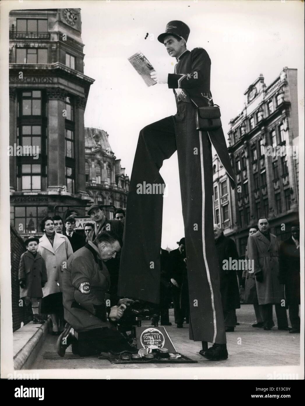 Febrero 29, 2012 - una tarea ardua para el Zapato negro: cuando el zapato  negro en Leicester Square, Londres, miraron hacia un cliente miró y  buscado. De hecho, él buscó doce pies