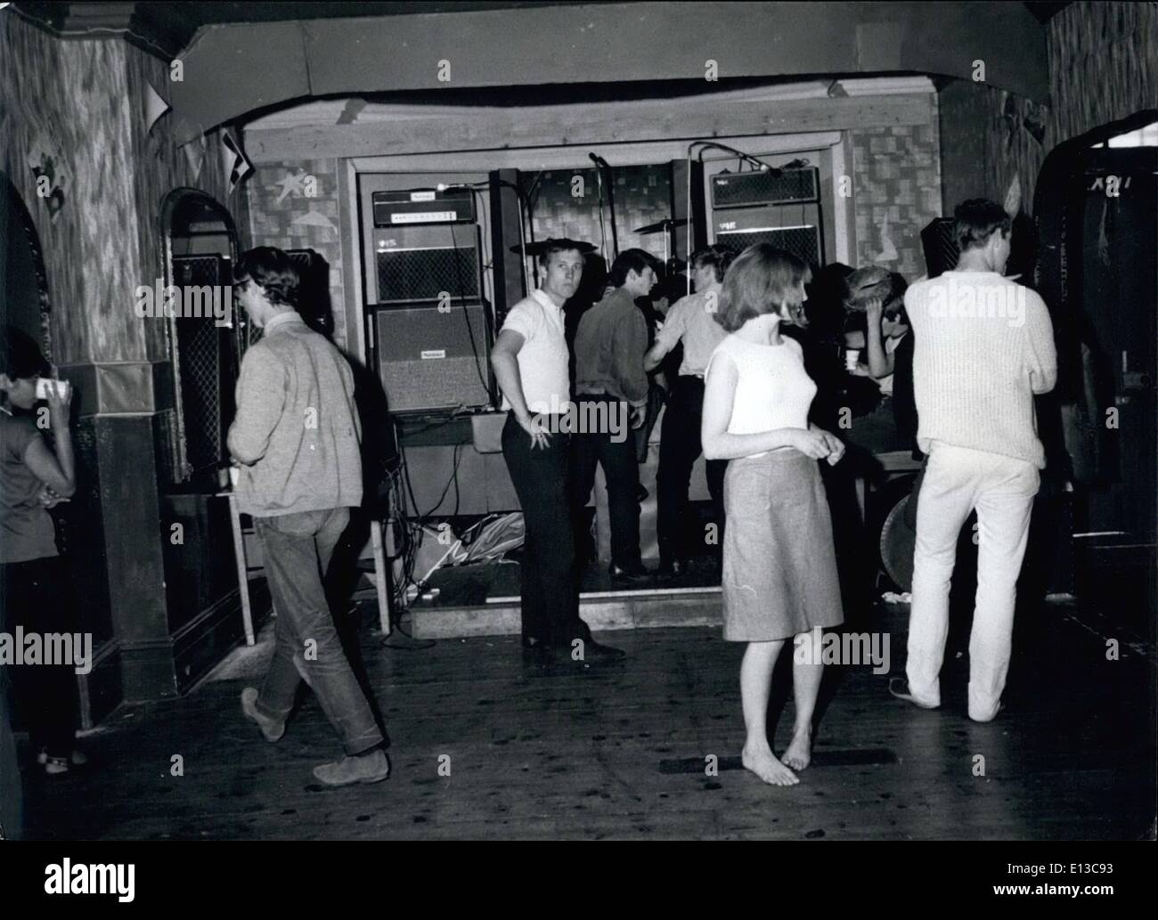 Marzo 02, 2012 - la danza cuando lo sientes en el hotel sólo para adolescentes, hay juke boxes en el salón, así como diversos grupos de visitantes. Foto de stock