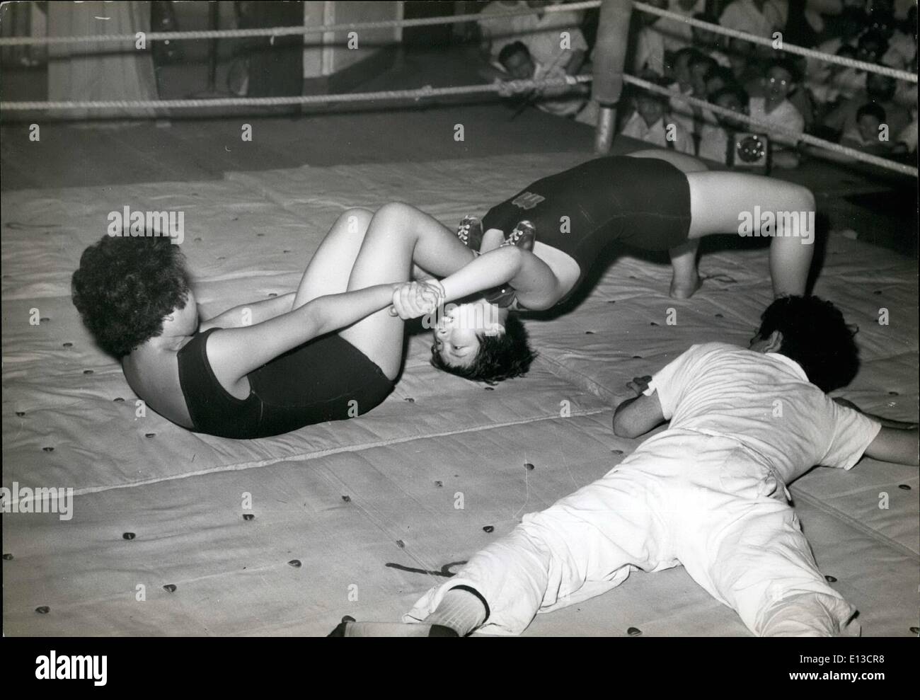 Marzo 02, 2012 - Aiko Iwamoto obtiene Keiko Yamada en una posición difícil, intentando forzar Aikois kick Keiko los hombros sobre el tapete para un recuento byt ella arcos de su espalda y la lucha continúa. Foto de stock