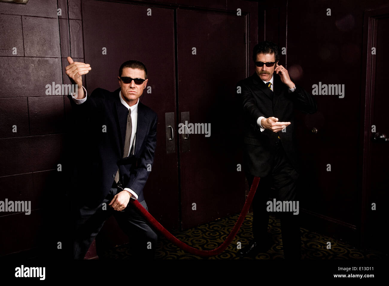 2 guardias de seguridad, agentes de la CIA o el FBI en un hilarante  plantean con gafas de sol para un sucio ajuste night club privado  Fotografía de stock - Alamy