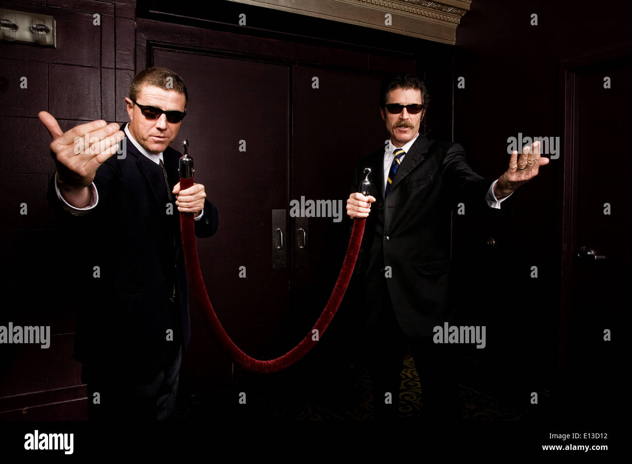 2 guardias de seguridad, la CIA, el FBI agentes en un hilarante plantean  con gafas de sol para un sucio ajuste night club privado Fotografía de  stock - Alamy